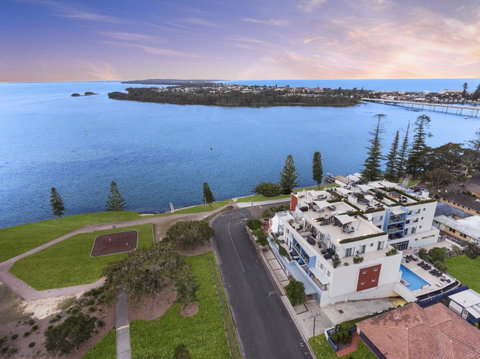 Lakeside Waterfront Apartment The Entrance - Holiday Cairns 17