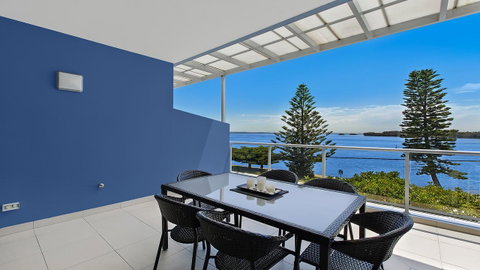 Lakeside Waterfront Apartment The Entrance - Holiday Cairns 32