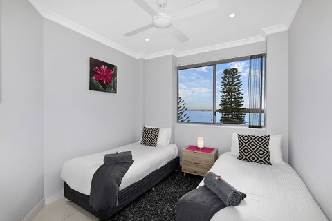 Lakeside Waterfront Apartment The Entrance - Holiday Cairns 9