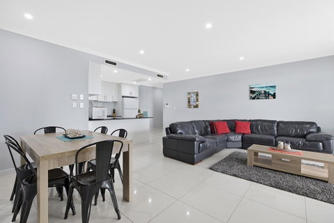 Lakeside Waterfront Apartment The Entrance - Holiday Cairns 5