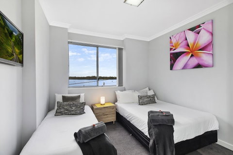 Lakeside Waterfront Apartment The Entrance - Holiday Cairns 10