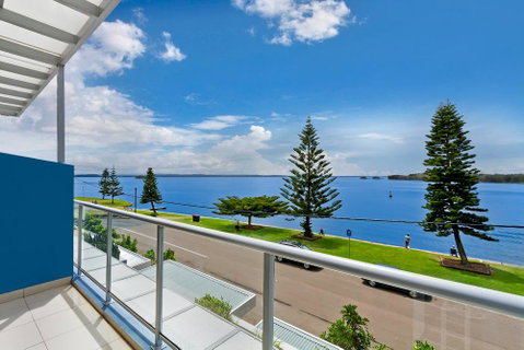 Lakeside Waterfront Apartment The Entrance - Holiday Cairns 33