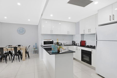 Lakeside Waterfront Apartment The Entrance - Holiday Cairns 2