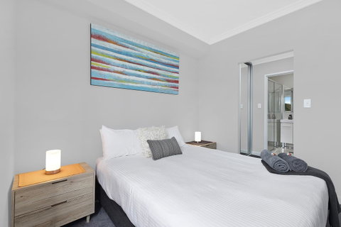 Lakeside Waterfront Apartment The Entrance - Holiday Cairns 8