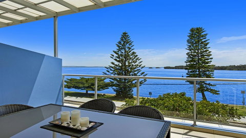 Lakeside Waterfront Apartment The Entrance - Holiday Cairns 0