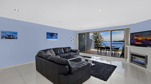 Lakeside Waterfront Apartment The Entrance - Holiday Cairns 6