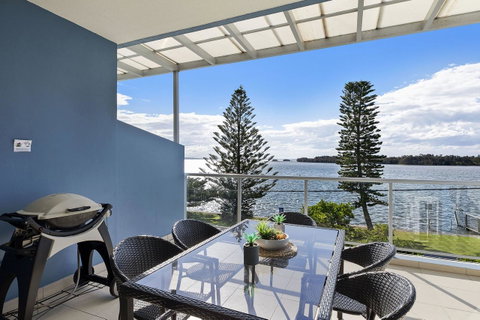 Lakeside Waterfront Apartment The Entrance - Holiday Cairns 30