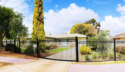 Beautiful Garden House - Holiday Cairns 7