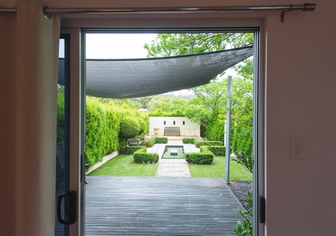 S T U D I O 22 Peaceful Retreat With Garden Views - Holiday Cairns 12