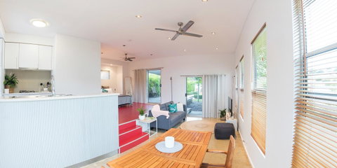 S T U D I O 22 Peaceful Retreat With Garden Views - Holiday Cairns 1