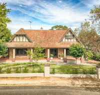The Tudor House - Holiday Cairns