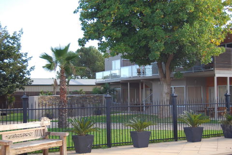 Barossa Valley Apartments - Holiday Cairns 1