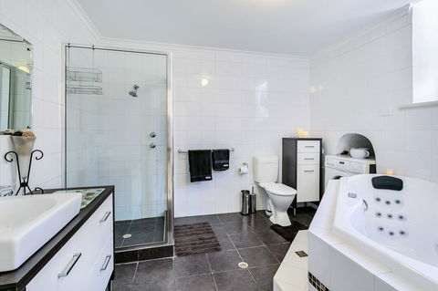 \'THE CHURCH\' Guest Home, Gawler Barossa Region - Holiday Cairns 5