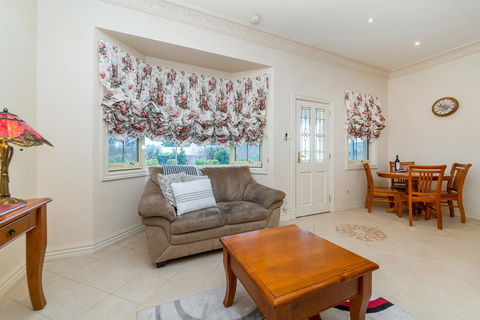 Barossa Vineyard Cottages - Holiday Cairns 17
