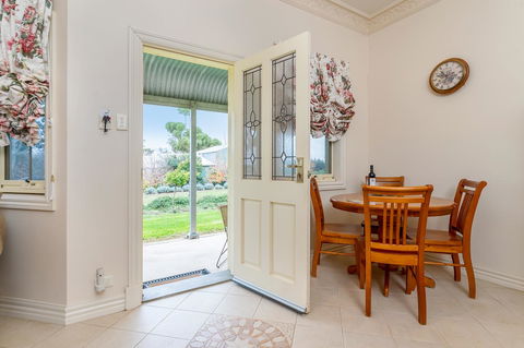 Barossa Vineyard Cottages - Holiday Cairns 19