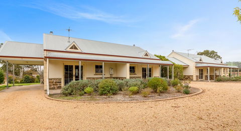 Barossa Vineyard Cottages - Holiday Cairns 24