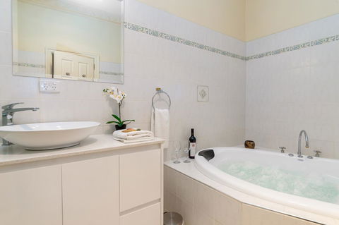 Barossa Vineyard Cottages - Holiday Cairns 13