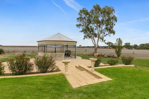 Barossa Vineyard Cottages - Holiday Cairns 25