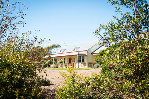 Barossa Vineyard Cottages - Holiday Cairns 2