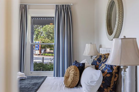 Grandview Accommodation - The Elm Tree Apartments - Holiday Cairns 11