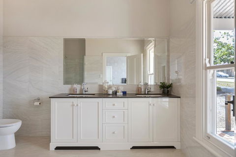 Grandview Accommodation - The Elm Tree Apartments - Holiday Cairns 6