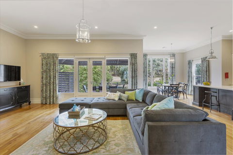 Grandview Accommodation - The Elm Tree Apartments - Holiday Cairns 4