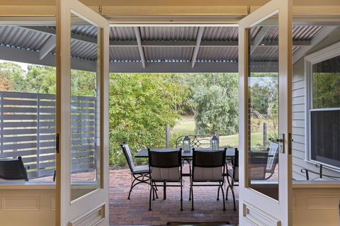 Grandview Accommodation - The Elm Tree Apartments - Holiday Cairns 18