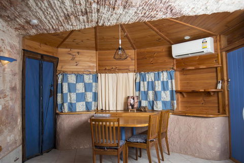Ali\'s Underground Studio - Holiday Cairns 6
