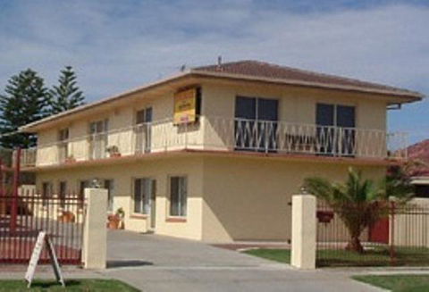 Esplanade Apartments At West Beach - Holiday Cairns 1