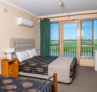 Tailem Bend Riverside Hotel - Holiday Cairns