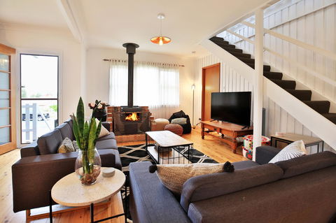 Hudson Bay @ Basin View-Pet Friendly-15 Mins To Hyams Beach - Holiday Cairns 0
