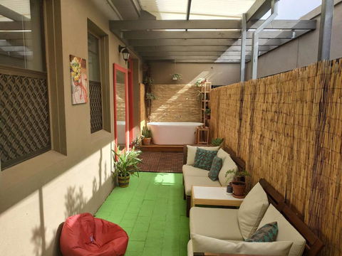 Diamond On Olive - Holiday Cairns 0