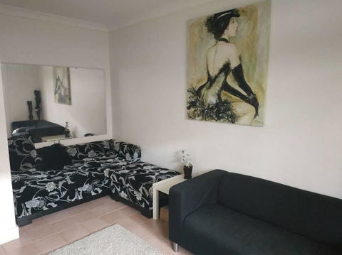 Diamond On Olive - Holiday Cairns 2