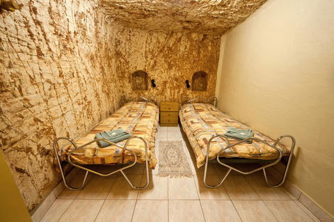 Radeka Downunder Underground Motel - Holiday Cairns 7