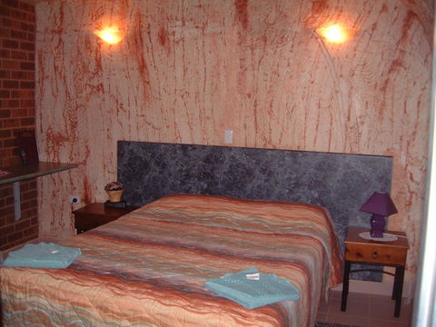 Radeka Downunder Underground Motel - Holiday Cairns 1