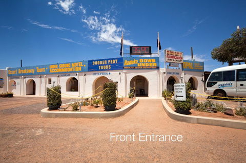 Radeka Downunder Underground Motel - Holiday Cairns 0