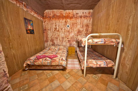 Radeka Downunder Underground Motel - Holiday Cairns 2