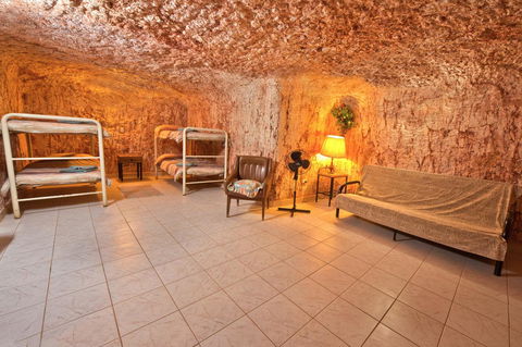 Radeka Downunder Underground Motel - Holiday Cairns 4