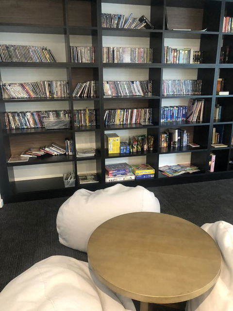 Mid City Apartment - Holiday Cairns 4