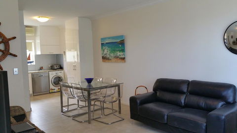 Acaill Accommodation Esplanade Living Self Check-In Self Check-Out - Holiday Cairns 2