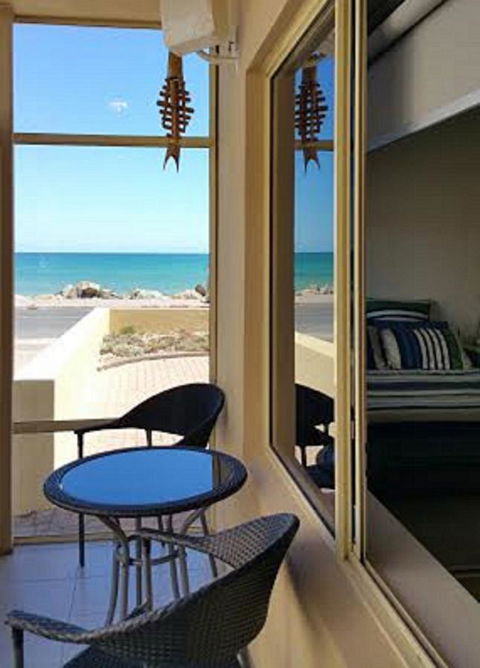 Acaill Accommodation Esplanade Living Self Check-In Self Check-Out - Holiday Cairns 38