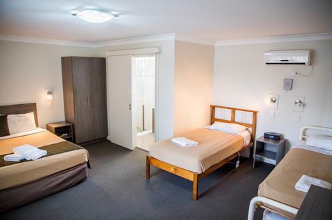 Lilac City Motor Inn & Steakhouse - Holiday Cairns 21