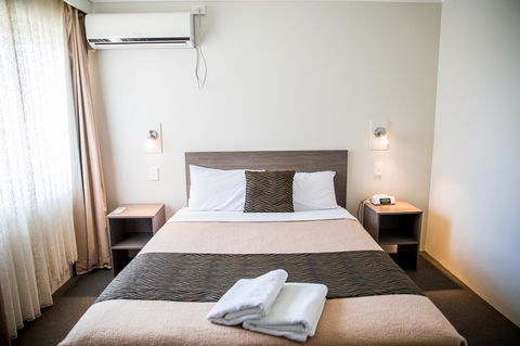 Lilac City Motor Inn & Steakhouse - Holiday Cairns 10