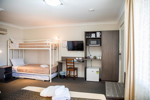 Lilac City Motor Inn & Steakhouse - Holiday Cairns 3