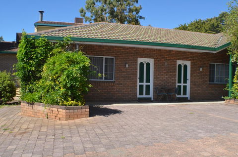 Deer Park Motor Inn Armidale - Holiday Cairns 37