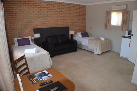 Deer Park Motor Inn Armidale - Holiday Cairns 11