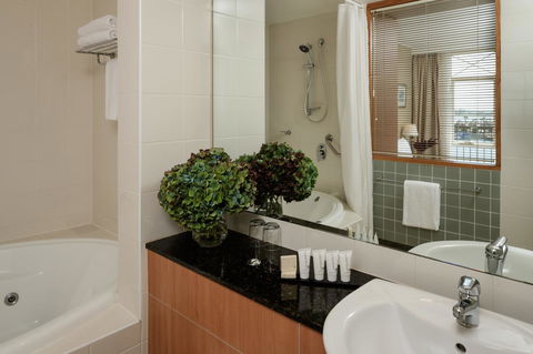 Rydges Newcastle - Holiday Cairns 15