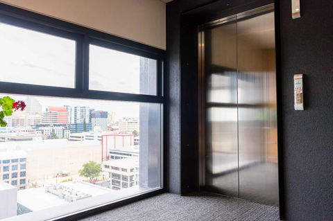 Modern 2 Bedroom+WIFI/Netflix/Parking+Great Views! - Holiday Cairns 10