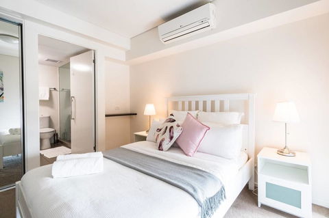 Modern 2 Bedroom+WIFI/Netflix/Parking+Great Views! - Holiday Cairns 15