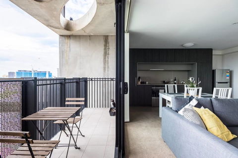 Modern 2 Bedroom+WIFI/Netflix/Parking+Great Views! - Holiday Cairns 2